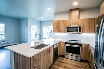 Portland OR Apartments with Stainless Steel Appliances in Upgraded Kitchen